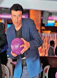 Cast of 'Gali Gali...' go bowling