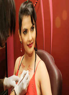 Madhvi Sharma's hot 'Valentine' shoot