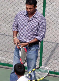 Mahesh Bhupati plays Tennis with kids