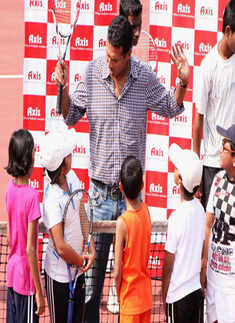 Mahesh Bhupati plays Tennis with kids