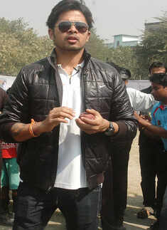 Sreesanth plays cricket with students