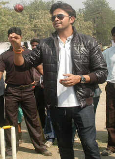 Sreesanth plays cricket with students