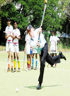 UK Minister plays hockey