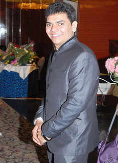 Pragnesh and Parul Thakkar's 25th anniversary