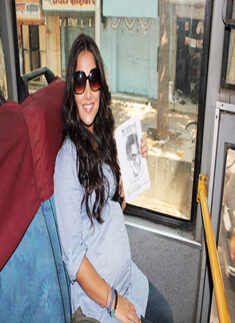 'Pregnant' Vidya Balan travels on bus