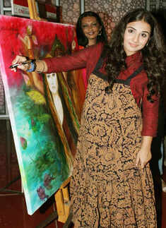 Vidya @ 'Kahaani' painting event