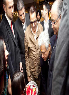 Dharmendra, Om Puri arrive in Toronto