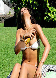 Rihanna goes topless in sexy Hawaii holiday pics