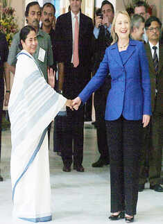 Hillary lands in Kolkata, to meet CM