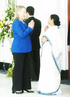 Hillary lands in Kolkata, to meet CM