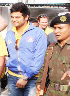 CSK players at airport