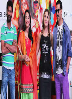 Akki, Sonakshi @ a fashion show