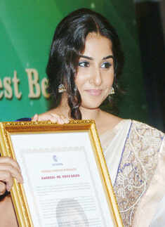 Vidya Balan receives Prabha Khaitan Puraskar