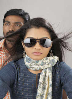 'Naduvula Konjam Pakkatha Kaanom'