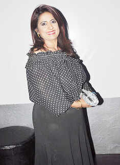 Naysa performs @ Reverb