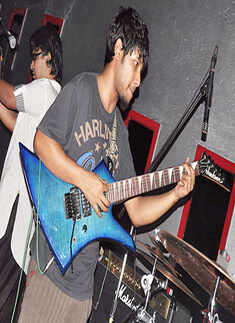 Naysa performs @ Reverb