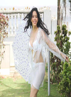 Rozlyn Khan gets dirty in rain!