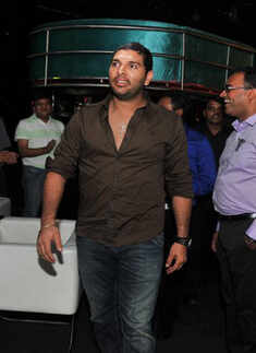 Yuvraj parties with friends!