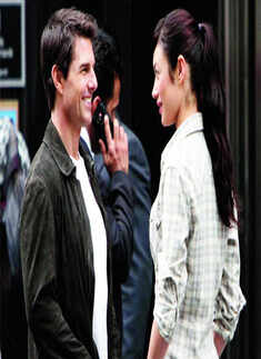 Tom Cruise caught kissing Bond Girl