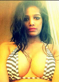 Poonam flaunts her assets