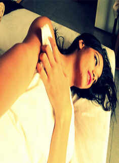 Poonam goes pant-less!