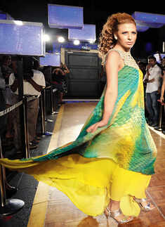 Kue Bar Fashion Fridays