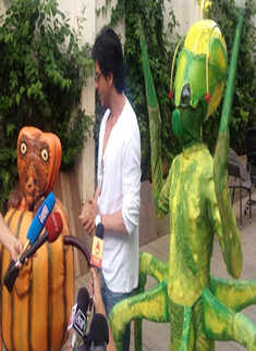 SRK meets 'Joker' aliens