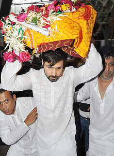 Emraan visits Mahim Darga on Eid
