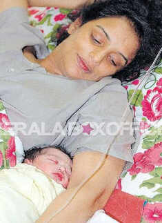 Actor Shweta Menon delivers live for film3.jpg