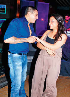 Hiten Pawar performs at Cocoa