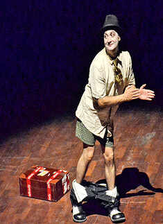 Vinay Pathak performs