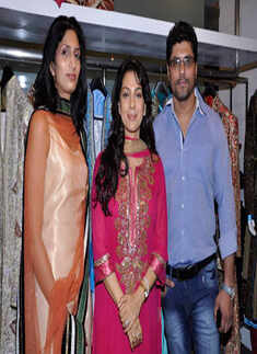 Juhi launches Riyaz Ganji's collection