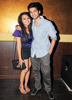 Partygoers live it up, fashionably!