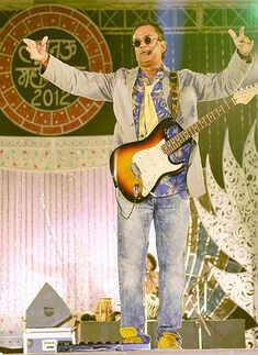 Remo Fernandes performs 