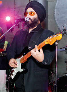Rabbi Shergill performs @ Peppers
