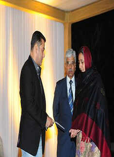 Salman meets Delhi Police martyr's kin