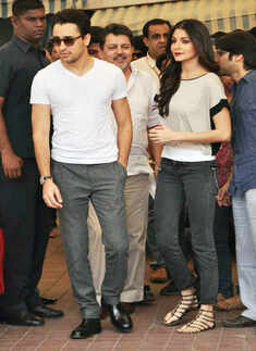 'MKBKM' cast during promotion