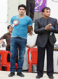 Vijendra flags off Vasai sports festival