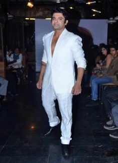 Eijaz Khan 'unplugged'