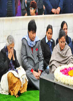 Sheila Dikshit at prayer meeting in Delhi