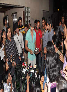 Hrithik celebrates b'day with media!