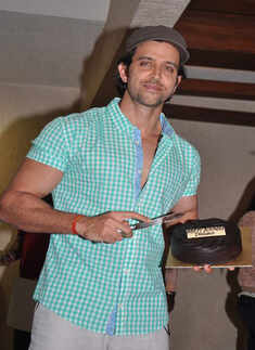Hrithik celebrates b'day with media!