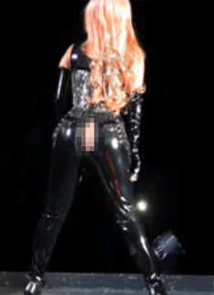  Lady Gaga suffers wardrobe malfunction
