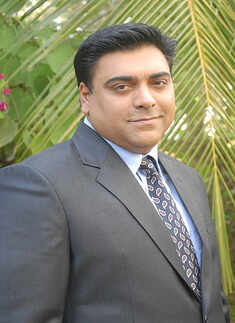 Ram Kapoor kisses Manoj Tiwari