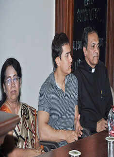 Aamir Khan @ KEM Hospital