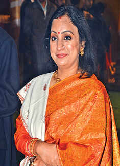 Welcome with a dance 