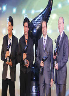 SRK unveils 'TOIFA' trophy
