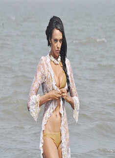 Judi Shekoni in skimpy outfit on Mumbai beach