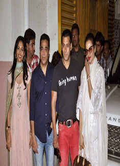 Sallu, Rekha watch 'Vishwaroop'!