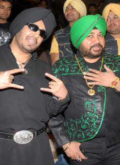 Mika Singh detained by customs